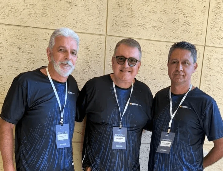 CEO da Anatote em evento com parceiros