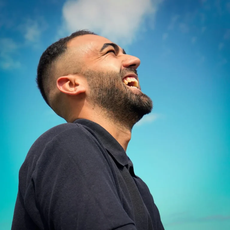 Homem sorrindo olhando para o céu após ser contemplado no consórcio