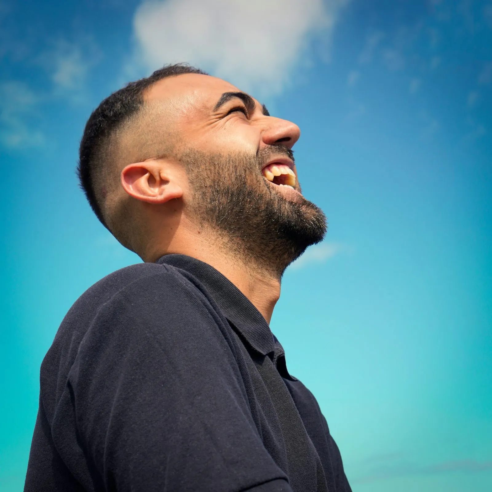 Homem sorrindo olhando para o céu após ser contemplado no consórcio