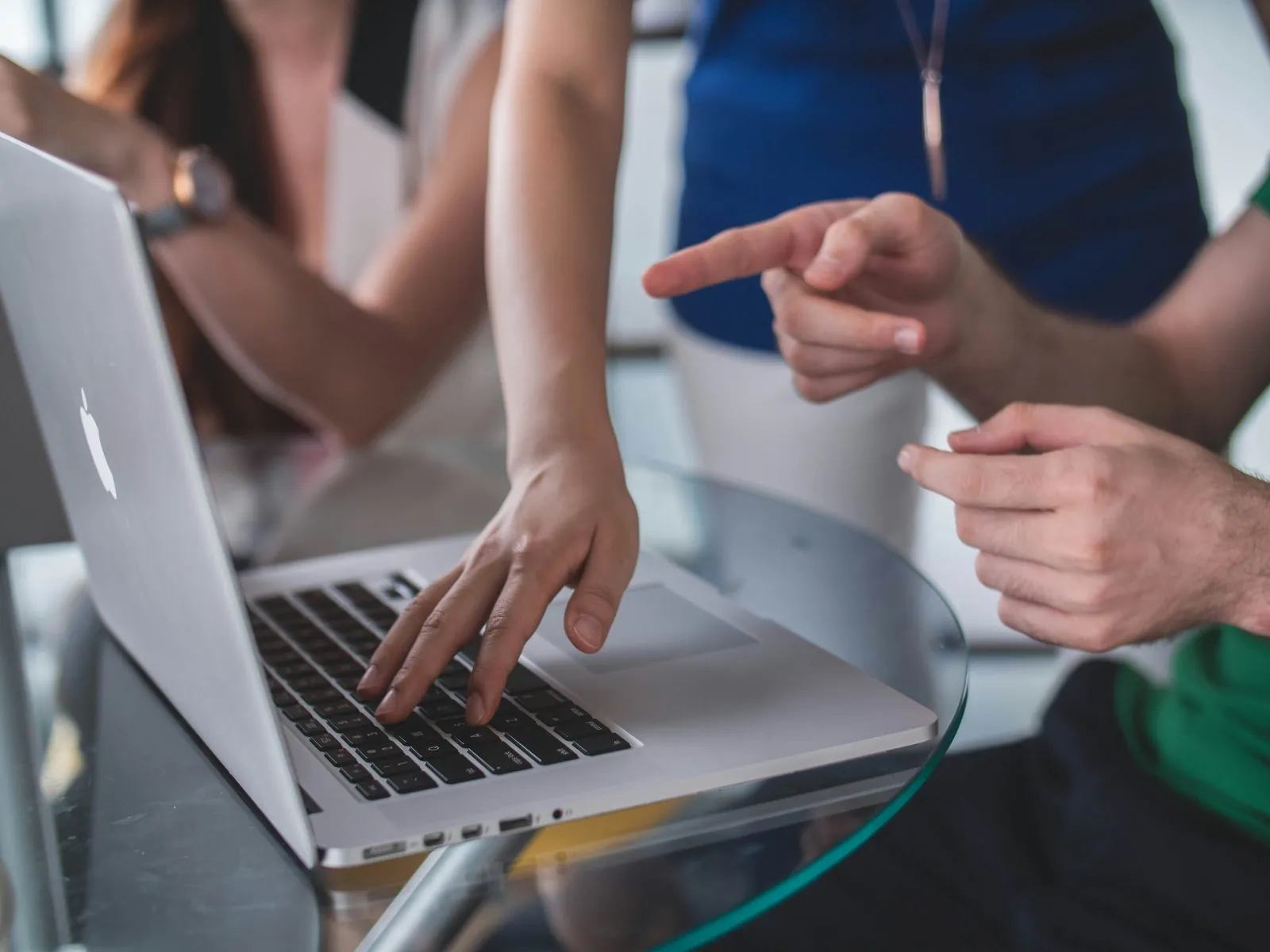 Equipe analisando dados de investimento em um notebook