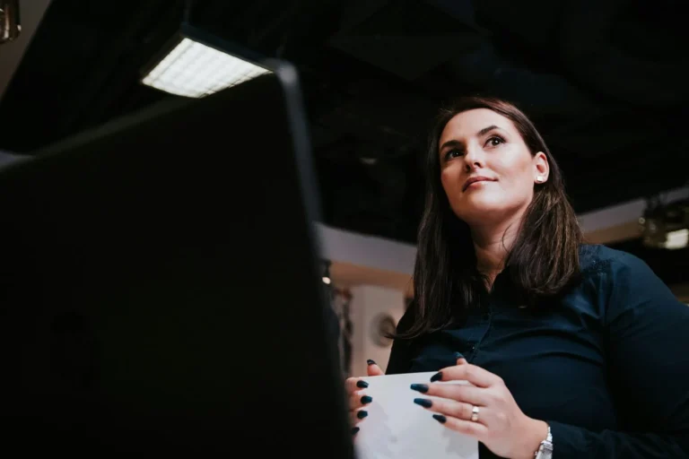 Mulher olhando para uma apresentação sobre como contratar consórcio
